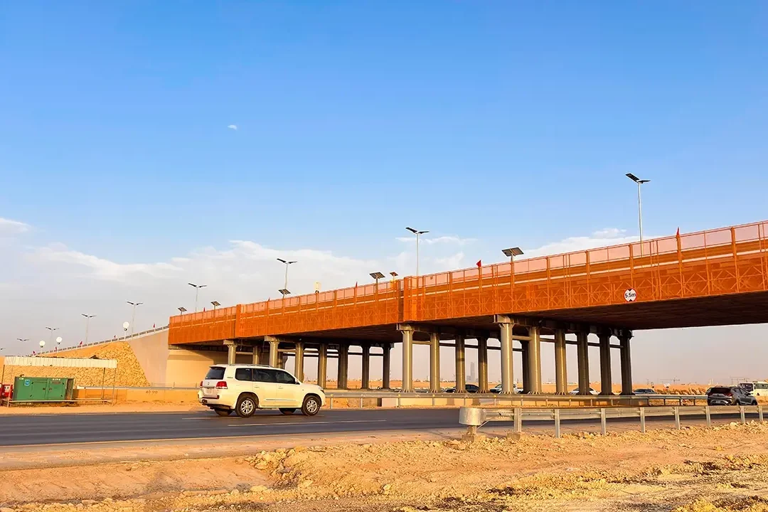 Dubai High-Temperature Municipal Solar Lighting – Nova Series Nova Series solar street lights installed on an urban highway overpass in extreme heat conditions in Dubai, UAE.